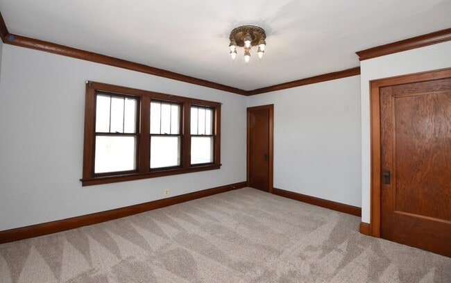 Building Photo - 5831 W Rogers St