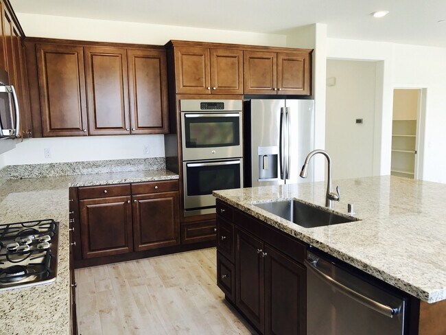 Foto del edificio - Upgraded Brand new 5 bed home in RiverBend community with spectacular view, Eastvale schools