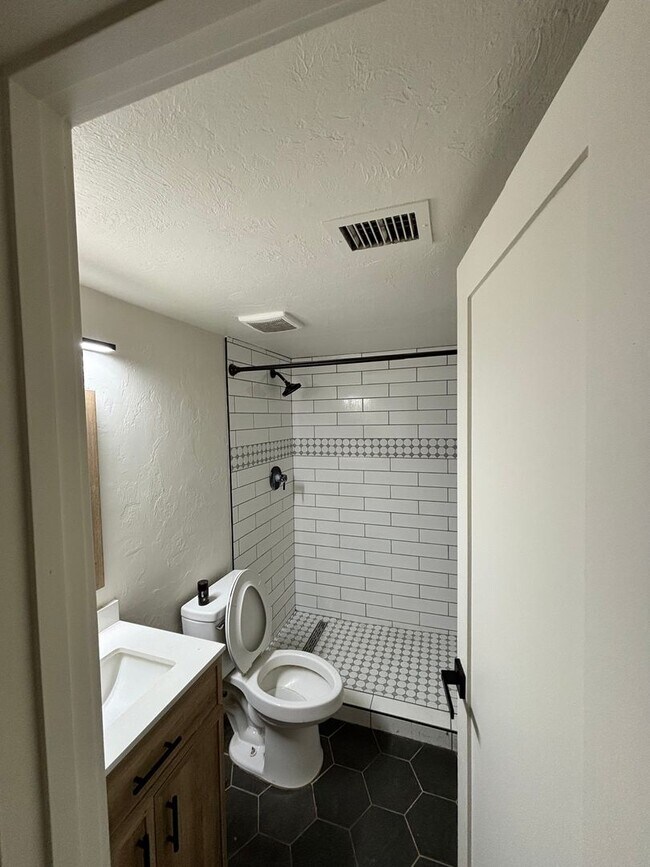 Foto del edificio - Available Now!