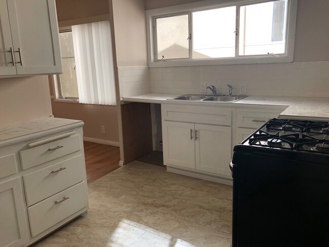 NUEVOS AZULEJOS Y GABINETES DE COCINA - 2119 1/2 S Beverly Glen Blvd