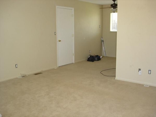 Foto del edificio - 3 Bed 1 Bath Near Peterson Rd