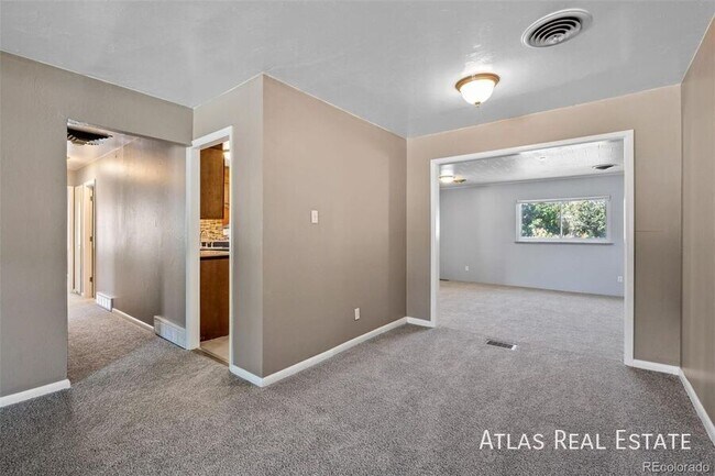 Foto del edificio - 3045 S Fairfax St