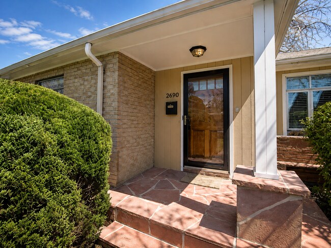 Foto del edificio - Gorgeous 4-Bed Gem in Denver with Granite Accents, Cozy Fireplace, & Finished Basement!