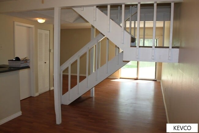 Building Photo - Spacious Townhouse with Plenty of Amenities!