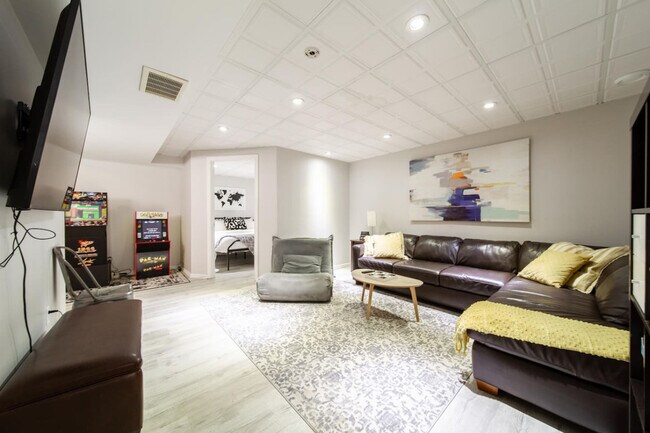 Photo du bâtiment - 21228-21291 91 Ave NW