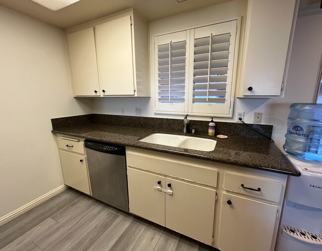 Kitchen - 9866 Highland Ave