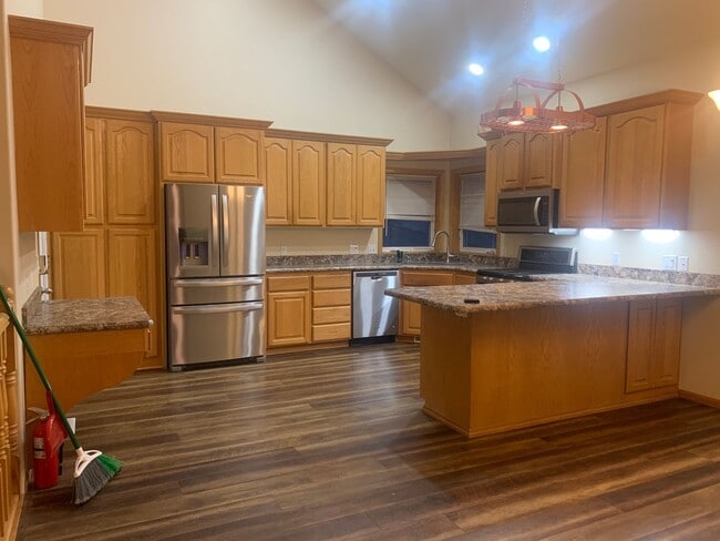 Building Photo - 5 Bedroom 3 Bathroom Home In Briarwood