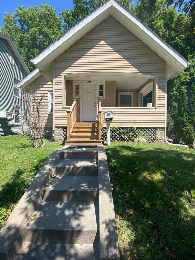 Foto del edificio - $2,200 | 3 Bedroom, 1.5 Bathroom House | P...