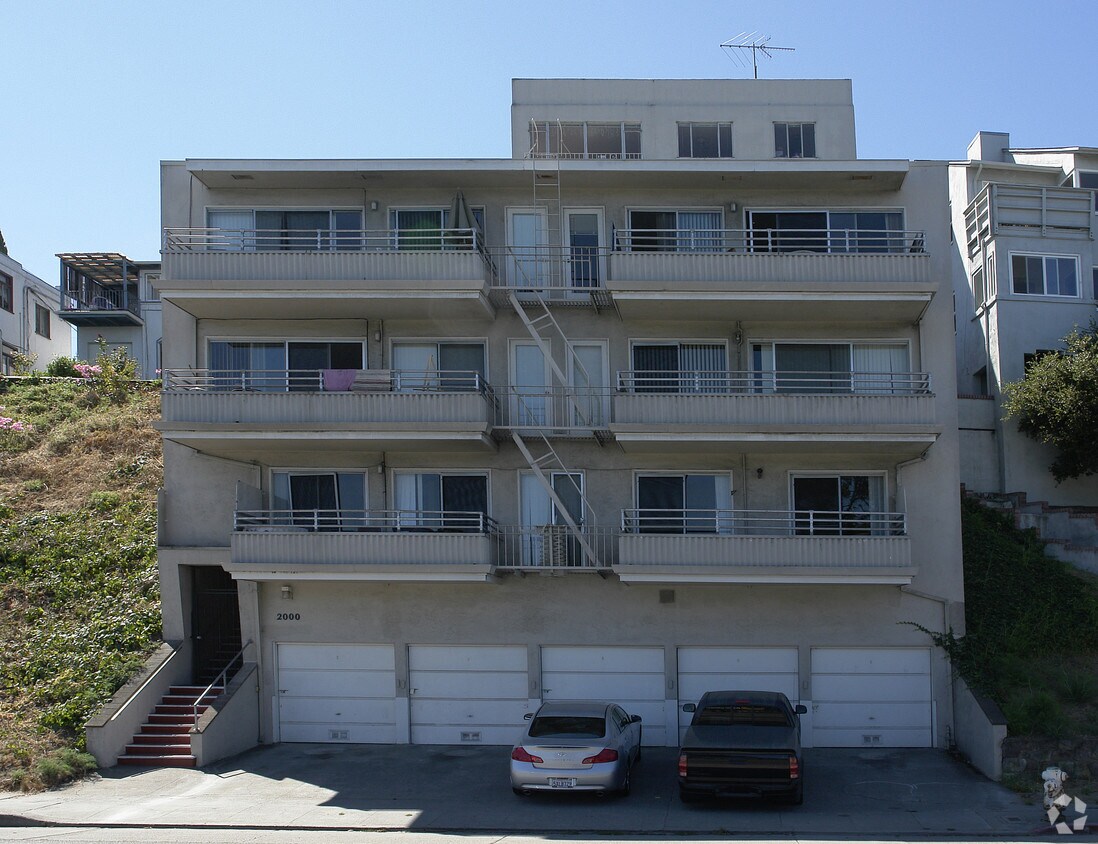 Primary Photo - 2000 Lakeshore Ave