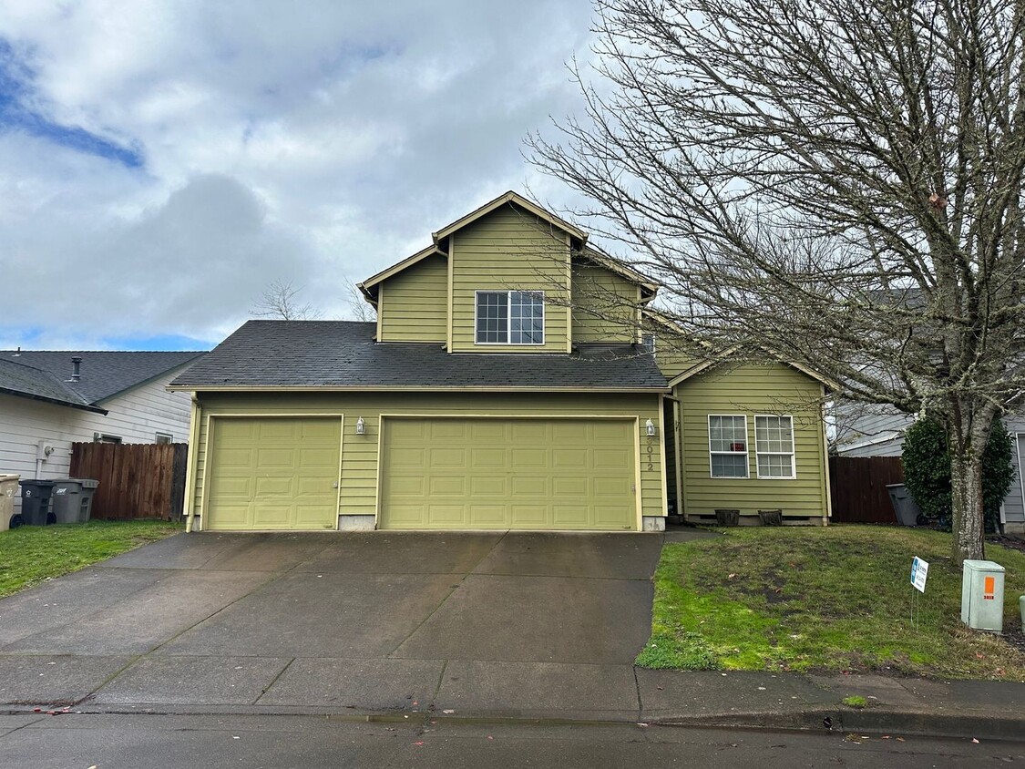 Primary Photo - Large 4 Bedroom 2.5 bath 2 Story Home Redu...