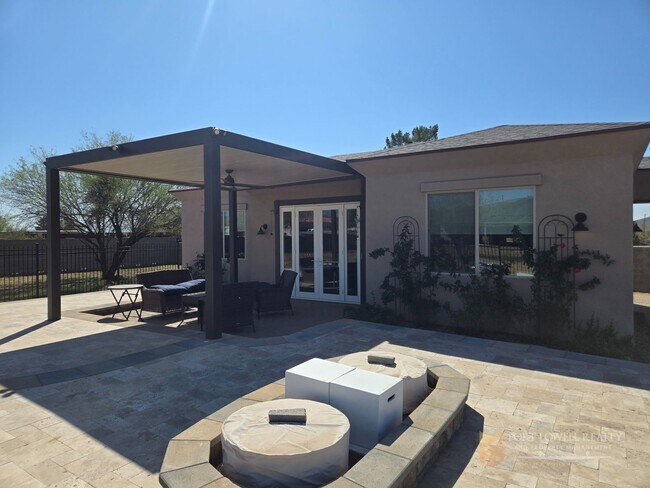 Foto del edificio - Stunning 2-bed, 2-bath Casita in North Phoenix