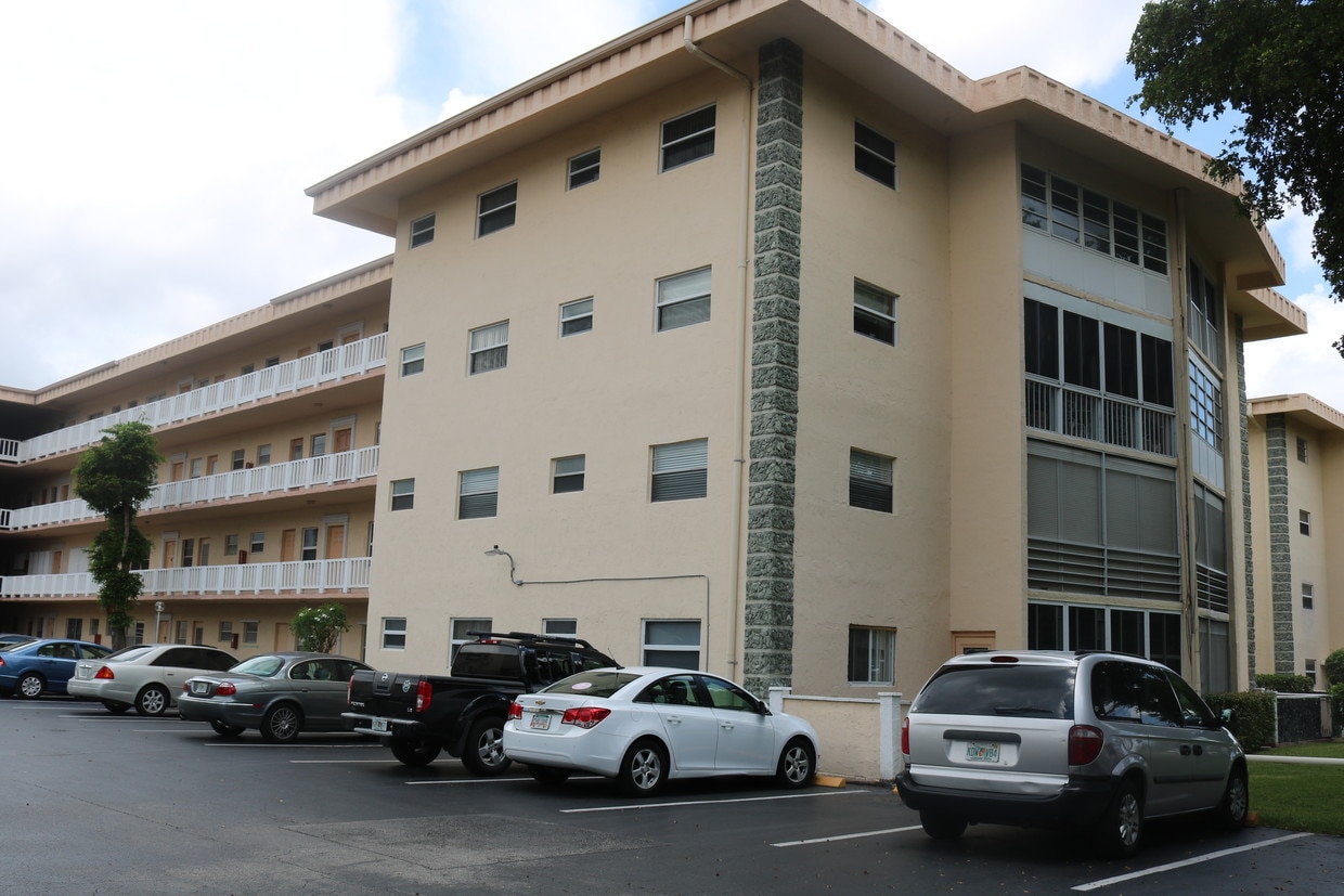 4191 NW 41st St, Lauderdale Lakes, FL 33319 Condo for Rent in
