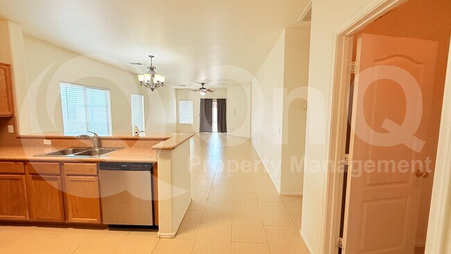 Foto del edificio - 331 E Saddle Way