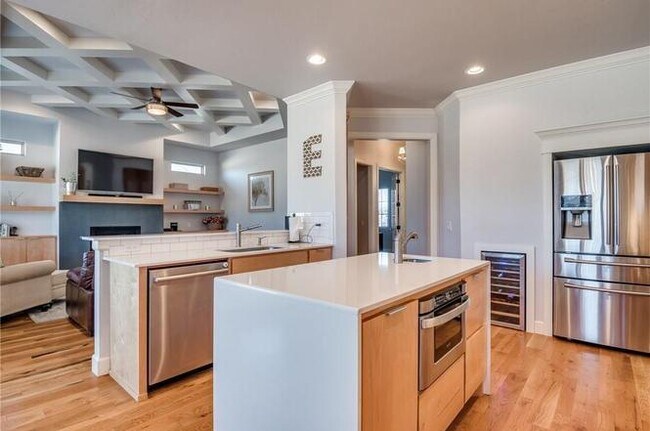 Foto del edificio - Amazing- Transitional Style Home with Custom Finishes w/ Community Pool- Gated- Edmond Schools