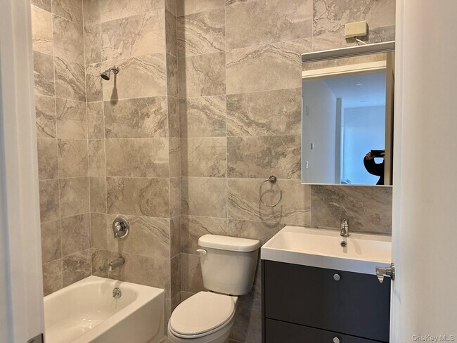 Foto del edificio - 362 W Merrick Rd