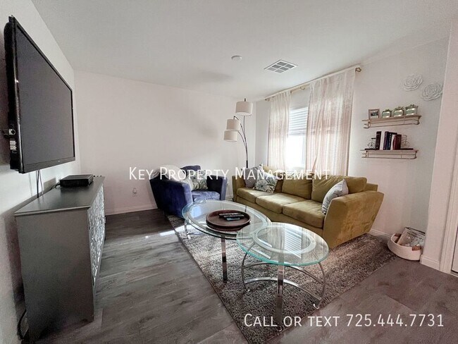Foto del edificio - ALMOST NEW TOWNHOME WITH 3 BEDROOMS AND MO...