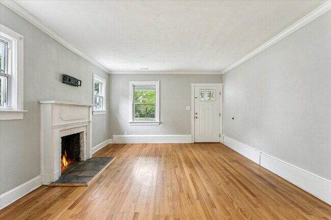 Building Photo - "Charming 3-Bedroom Retreat with 2 Full Baths in Hampton – Spacious 1494 Sq Ft Gem!"