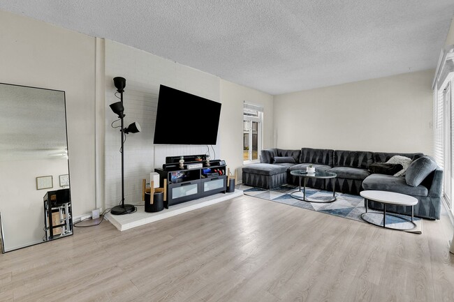 Building Photo - $0 DEPOSIT OPTION.  CHARMING 2 BED 2 BATH ...