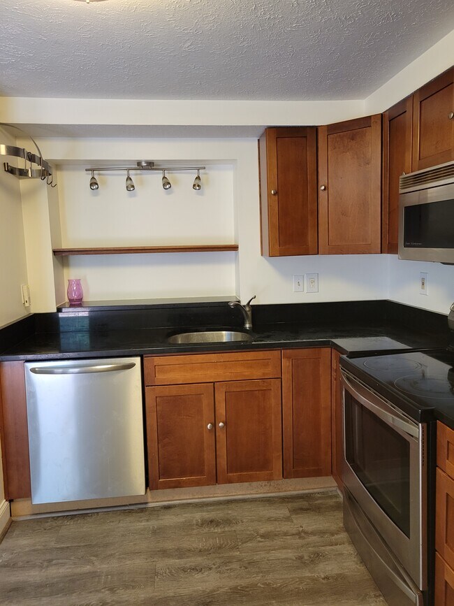 Building Photo - 1256 Seminole Dr