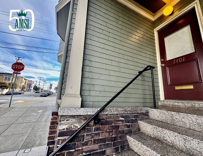 Building Photo - Come live in this Potrero Hill | 2BD/1BA | Hardwood Floors | On-Site Laundry | Storage | Unbeatab...