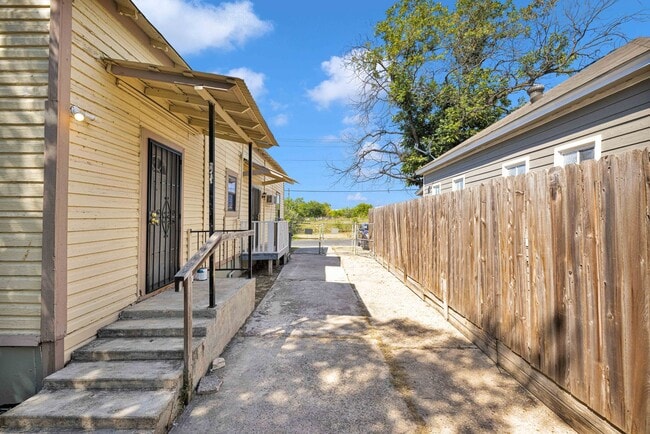Building Photo - Duplex for Rent in the Heart of SA!