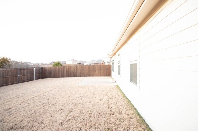Foto del edificio - Located in the Trails at Riverstone community, this inviting 5-bedroom, 2-bathroom home offers a ...