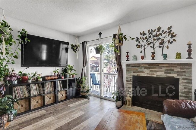 Building Photo - 10537 W Maplewood Dr