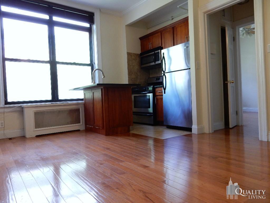 Foto principal - 34 E 11th St