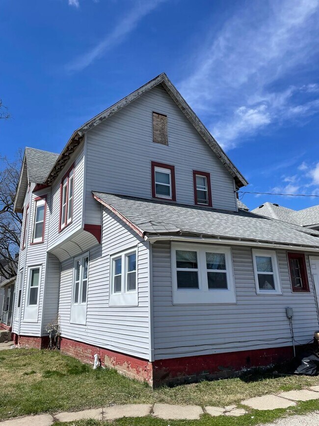 Building Photo - OM-318 S Green St