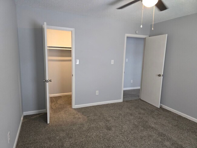 Foto del edificio - 2 Bedrooms/1 Bath Upstairs unit