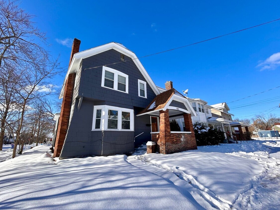 Foto principal - Spacious Four Bedroom Home in Southeast Grand Rapids