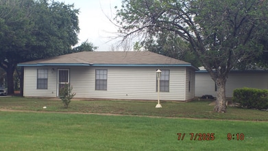 Building Photo - 927 W Formosa Blvd