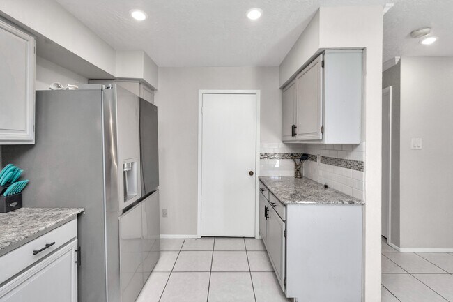 Foto del edificio - 5837 W Sunforest Dr