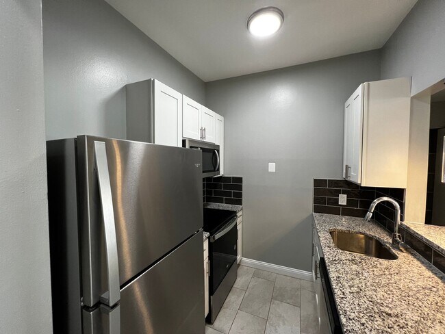Foto del edificio - Renovated 2BR | Granite Kitchen | In-Unit Laundry