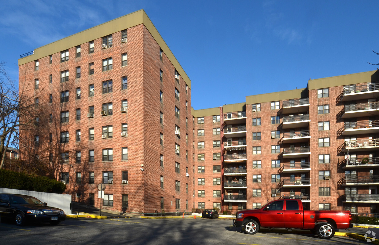 Building Photo - Drake Manor