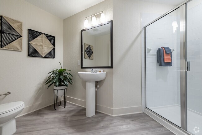 Charrán Caspio - Baño - Gateway Commons Apartments