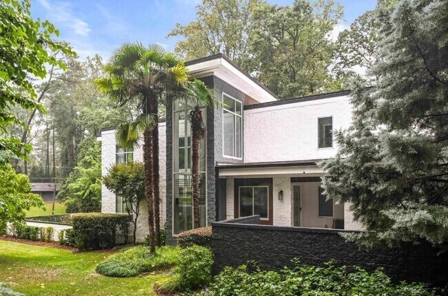 Foto del edificio - 1960 Tall Tree Dr NE