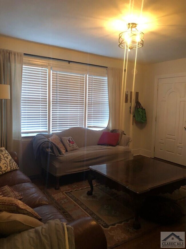 Foto del edificio - 398 Pinecrest Dr