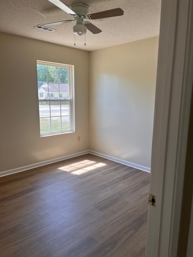 Building Photo - Two bedroom Two bathroom Duplex