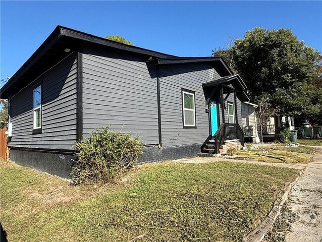 Building Photo - 728 W 39th St