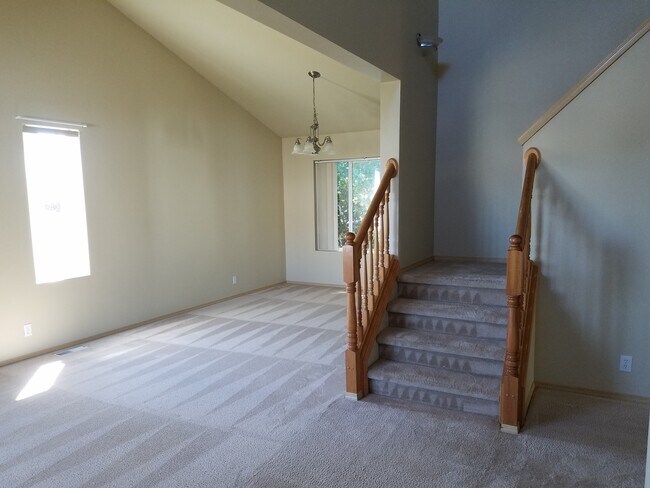 Foto del edificio - 4 Bedroom 2.5 Bath plus Bonus Room in East...