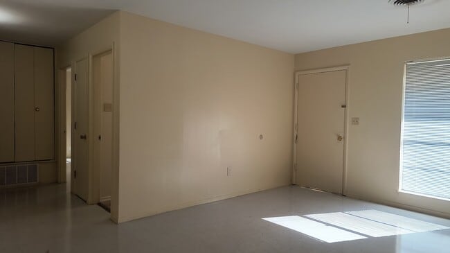 Building Photo - 1002 Bloomfield Dr