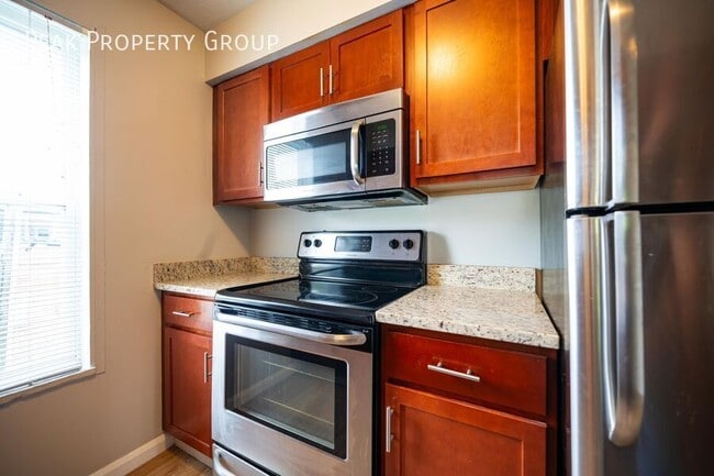 Building Photo - Available Now! Located in amazing Grandvie...