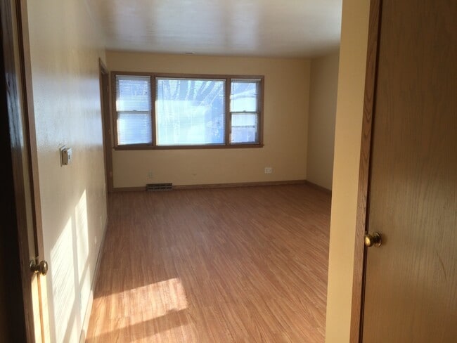 Building Photo - COZY EFFICIENCY LOCATED NEAR DOWNTOWN SIOUX FALLS! CALL TODAY FOR A SHOWING!