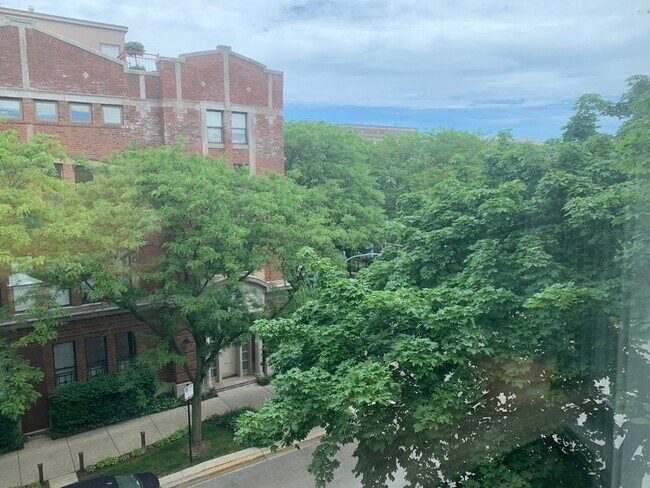 Foto del edificio - 1037 W Barry Ave