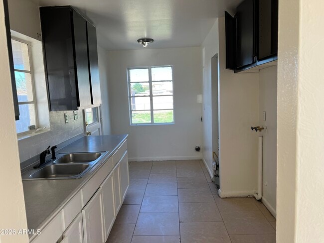 Building Photo - 1754 E Hidalgo Ave