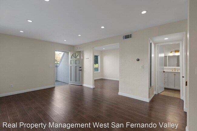 Foto del edificio - 3 br, 2.5 bath House - 18512 Mayall St. #A