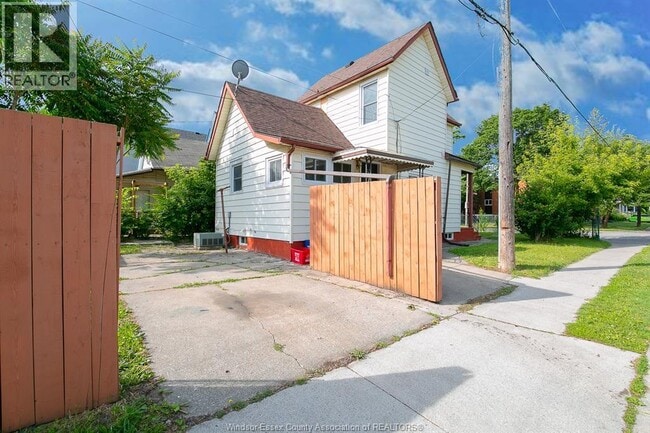 Building Photo - 402 Aylmer Ave