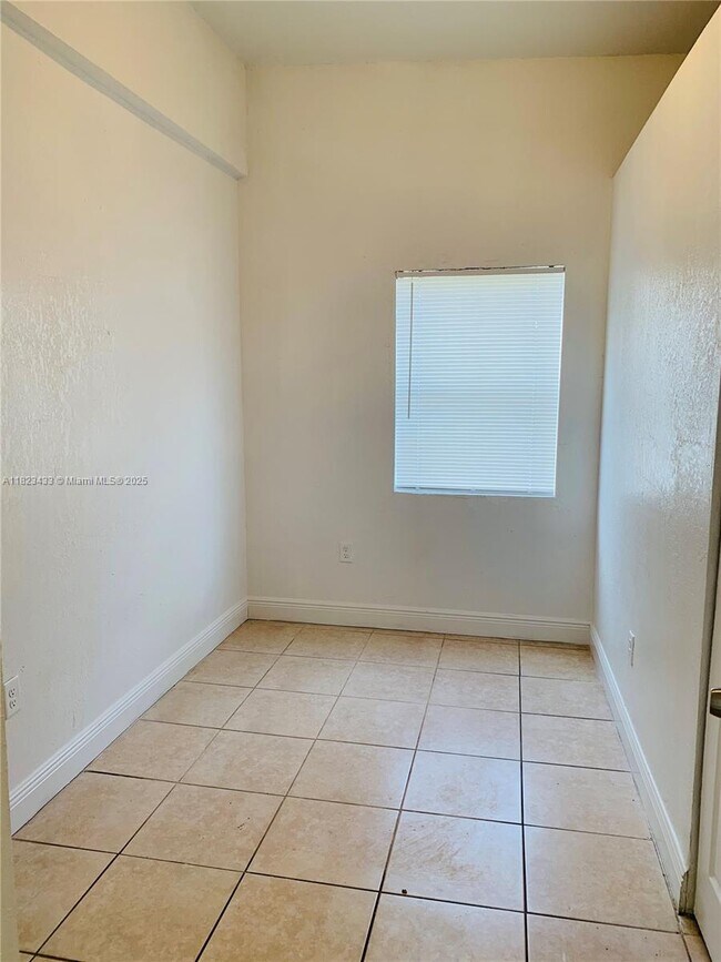 Foto del edificio - 701 NE 86th St