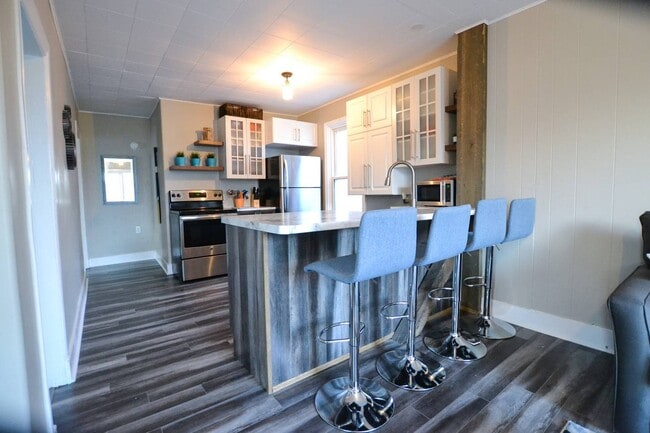 Building Photo - Bright Upper Flat One Bedroom Unit on Fairbanks Street, Dartmouth